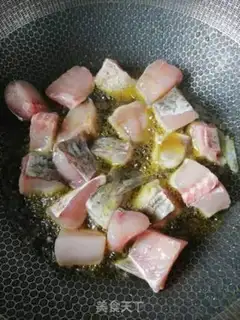 Make Garlic seed burning fish step 1