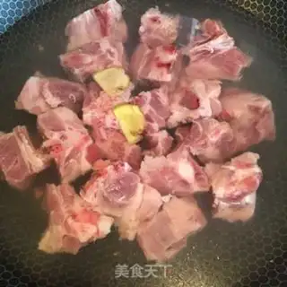 Make Worm and grass stew ribs step 1