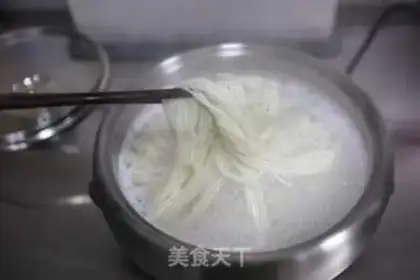 Make Fried omelet noodles step 5