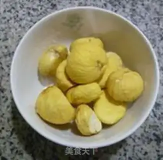 Make Chestnut pelvis rice congee step 1