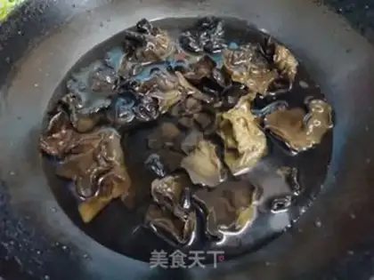 Make A green dish with black wood step 1