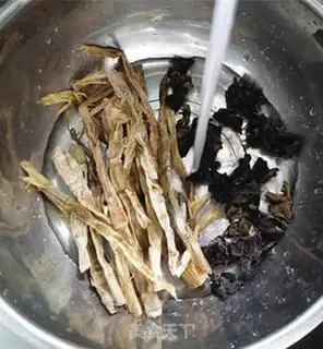 Make Yellow Mountain chicken soup step 1