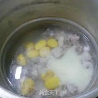 Make Chestnut pelvis rice congee step 4
