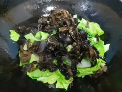 Make A green dish with black wood step 4