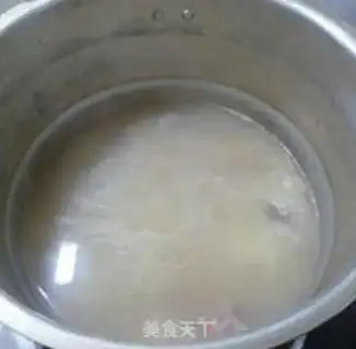 Make Chestnut pelvis rice congee step 7