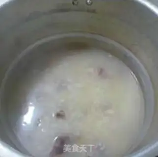 Make Chestnut pelvis rice congee step 8