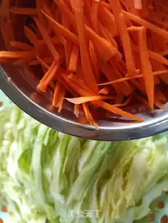 Make Scrambled carrot fried eggs step 1
