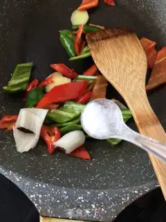 Make Cream pepper fried fish tofu step 6