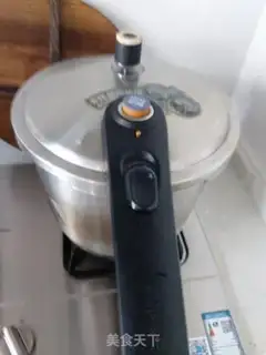 Make Red burning pig hands step 1