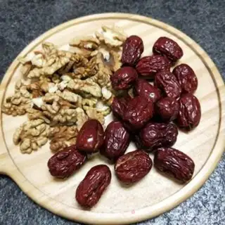 Make Red dates and walnuts step 1