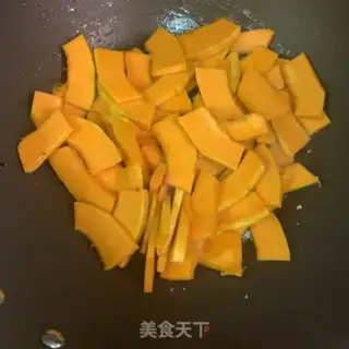 Make Garlic beans, fried pumpkins step 4