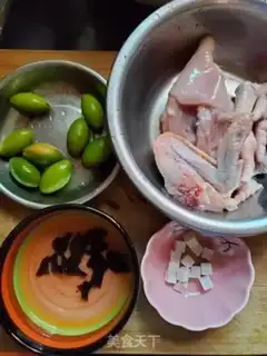 Make A chicken soup with an olive black ear step 0