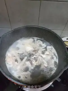 Make A chicken soup with an olive black ear step 1