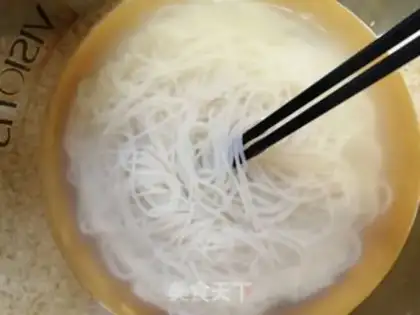 Make Sour sauce cold noodles step 2