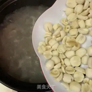 Make Lotus pepper belly soup step 7
