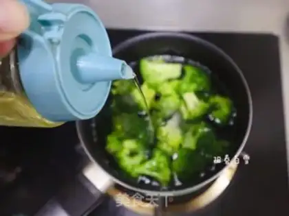Make Garlic broccoli step 2