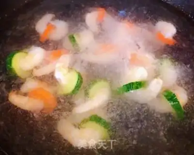 Make cucumber carrot and shrimp step 4