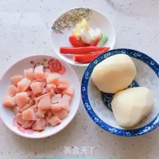 Make Curry chicken and potatoes step 0
