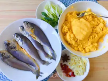 Make Little yellow fish pasters step 3
