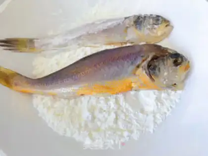 Make Little yellow fish pasters step 4