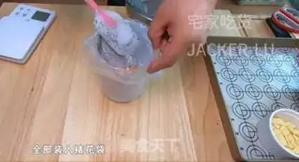 Make Black sesame cream with a cracker step 4