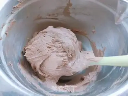 Make Halloween velvet cake step 5