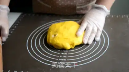 Make Halloween velvet cake step 6