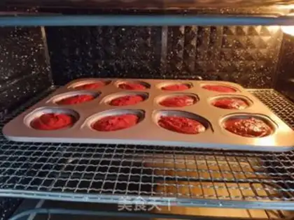 Make Halloween velvet cake step 8