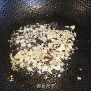 Make Garlic on the sea green step 4