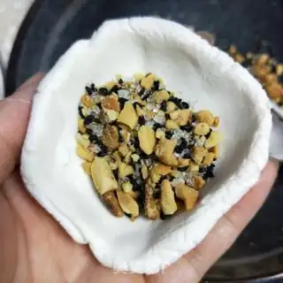 Make Peanut sesame rice cake step 9