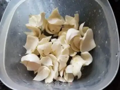 Make Pyramid needle and mushroom corn soup step 0