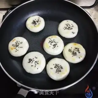 Make Peanut sesame rice cake step 15