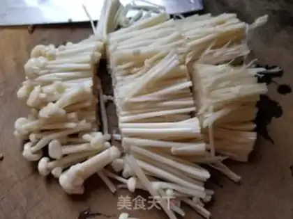 Make Pyramid needle and mushroom corn soup step 1