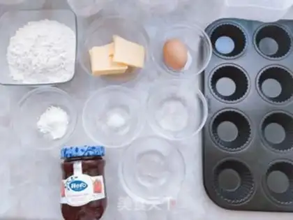 Make "Hallowsface strawberry pie." step 0