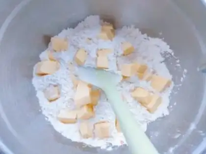 Make "Hallowsface strawberry pie." step 1
