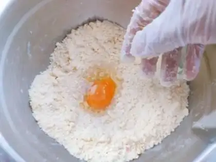 Make "Hallowsface strawberry pie." step 2