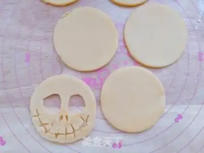 Make "Hallowsface strawberry pie." step 8