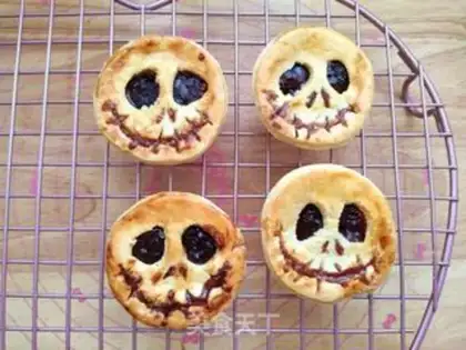 Make "Hallowsface strawberry pie." step 11