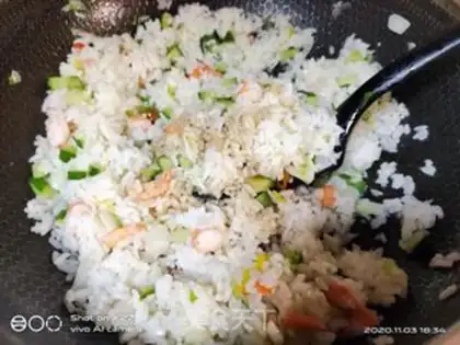 Make cucumber shrimp fried rice step 5