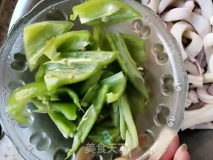 Make The peppers are fried with squid step 1