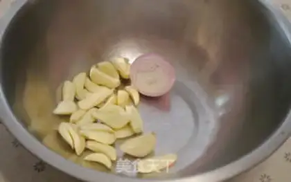 Make Garlic pork, fried meat step 0