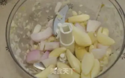 Make Garlic pork, fried meat step 1