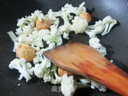 Make Goldfish omelet step 1