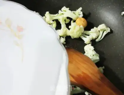 Make Goldfish omelet step 2