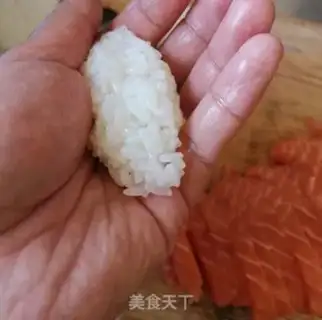 Make Hand-held salmon sushi step 4
