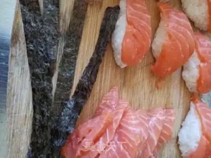 Make Hand-held salmon sushi step 7
