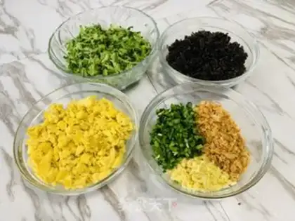 Make Pyramid egg dumplings step 1