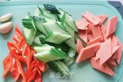 Make Cucumber ham and sausage step 0