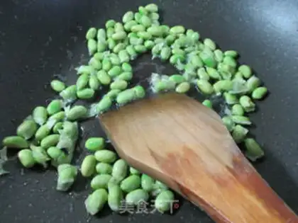 Make Seafood mushrooms with fresh intestines and beans step 2