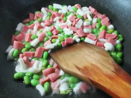 Make Seafood mushrooms with fresh intestines and beans step 4